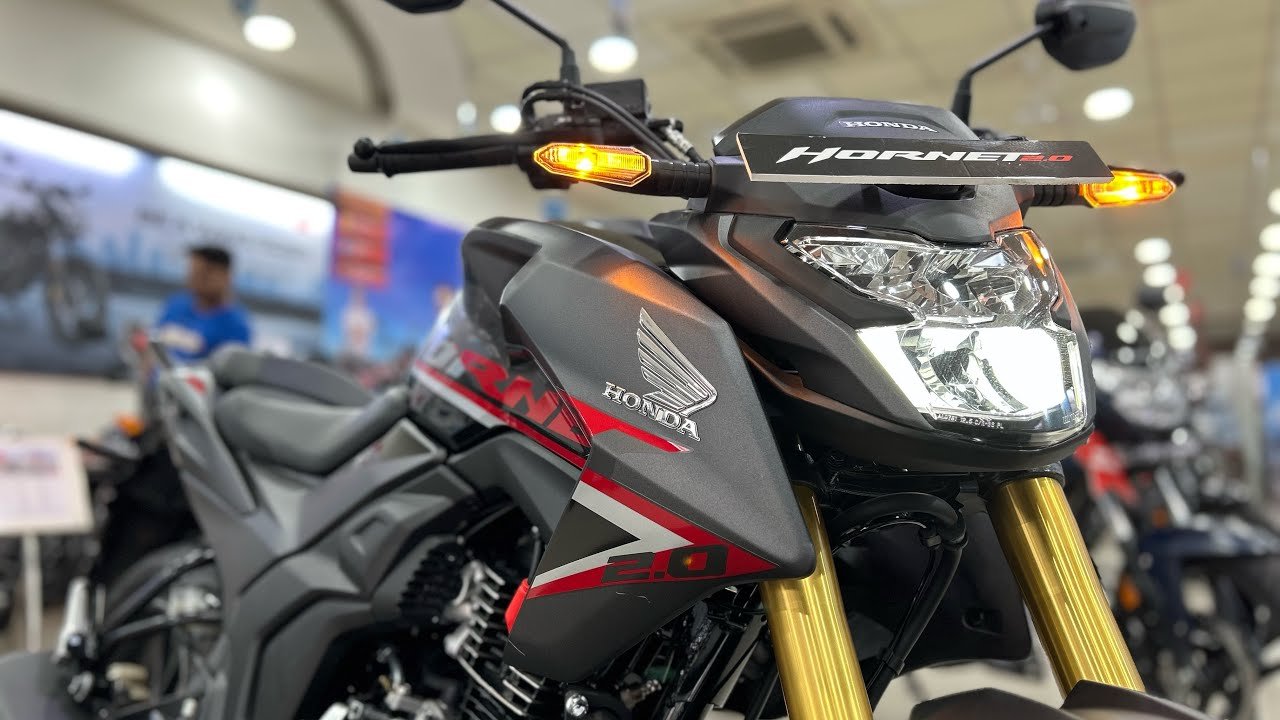 युवाओं की नई पसंद बनकर Honda Hornet 2.0 सामने आई है, यह स्पोर्ट बाइक पावरफुल इंजन के साथ करीब 57KM/L का माइलेज देती